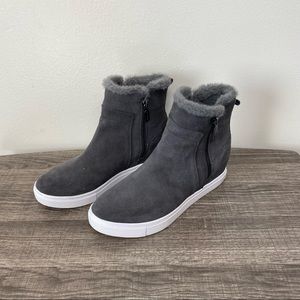 Blondo grey waterproof wedge sneaker size 6.5